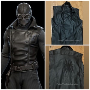 以下が含まれることがあります： ダブルブレストのフロントと背面にスパイダーロゴが付いたブラックレザーベスト。ベストには、前面と背面にPeterTechIndustriesのラベルが付いています。