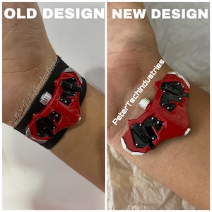 Può includere: Due immagini che mostrano un braccialetto rosso e nero con il testo "PeterTechIndustries" sulla fascia. L'immagine a sinistra mostra un design più vecchio con una fascia nera e l'immagine a destra mostra un design più recente con una fascia argentata.