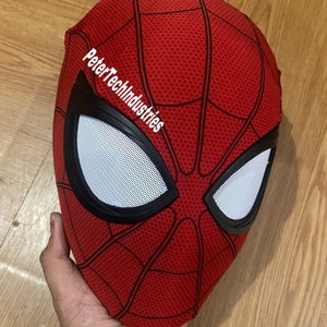 以下が含まれることがあります： 赤い黒のスパイダーマンマスク。メッシュの目のカバーと側面に「Peter Tech Industries」の文字が印刷されています。