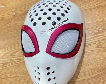 Puede incluir: Máscara de Spider-Man blanca impresa en 3D con detalles rojos y negros. La máscara tiene una malla que cubre los ojos y un logotipo de Petertechindustries en el lateral.