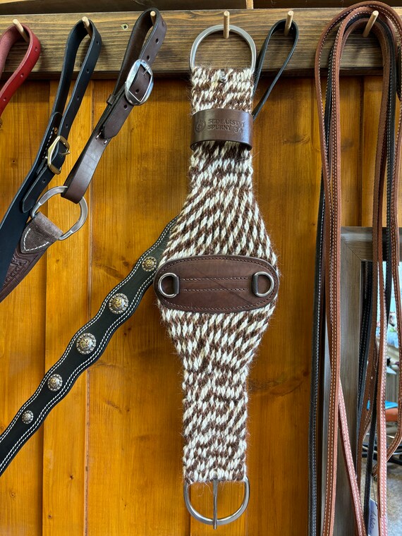 100 %モヘア27ストランドRoper Cinch with Jeremiahワットハードウェア MustangモヘアブレンドRoper Cinch Mohair Cinch, 27-strand Roper