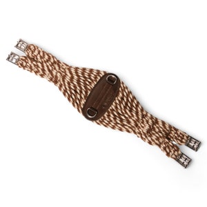 Puede incluir: Cincha de caballo trenzada marrón y crema con un parche de cuero y hebillas plateadas.