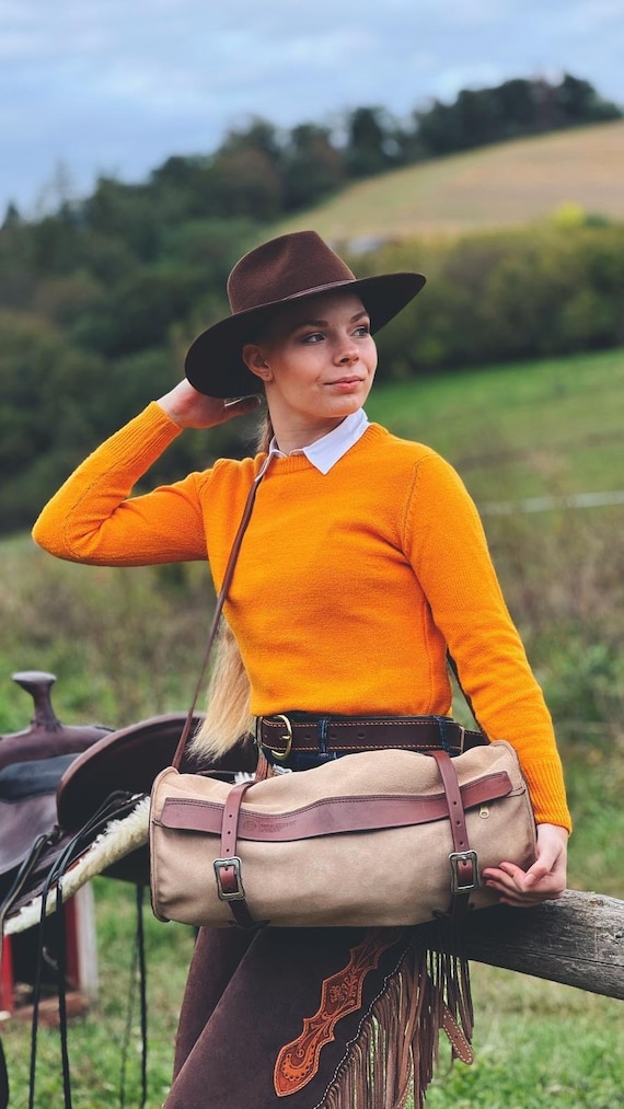 Iconic Leather Shoulder Bag "Baset Hound"