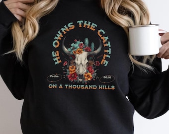 Hij is eigenaar van het vee op A Thousand Hills-sweater, westers christelijk shirt, shirt bijbelvers, christelijk cadeau voor haar, boho-christen