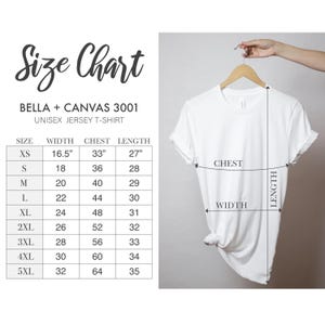 Puede incluir: Tabla de tallas para camisetas de jersey unisex Bella + Canvas 3001. La tabla muestra la talla, el ancho en pulgadas, el pecho en pulgadas y la longitud en pulgadas para las tallas XS a 5XL.