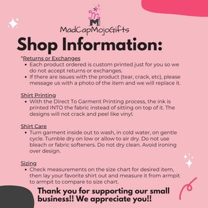 Puede incluir: Gr&aacute;fico rosa y blanco con el texto "MadCapMojoGifts Informaci&oacute;n de la tienda" y detalles sobre devoluciones, cambios, impresi&oacute;n de camisetas, cuidado de las camisetas y tallas. El texto incluye informaci&oacute;n sobre productos impresos personalizados, impresi&oacute;n directa sobre prenda y c&oacute;mo medir para el tama&ntilde;o.
