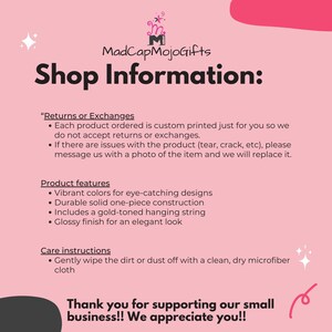 Może przedstawiać: R&oacute;żowo-biała grafika z tekstem "MadCapMojoGifts Shop Information:" oraz szczeg&oacute;łami dotyczącymi zwrot&oacute;w, cech produktu i instrukcji pielęgnacji. Tekst jest czarny na r&oacute;żowo-białym tle.