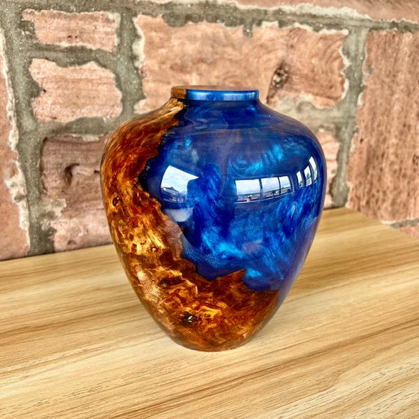 handmade wood and resin urn (153 C.I.)