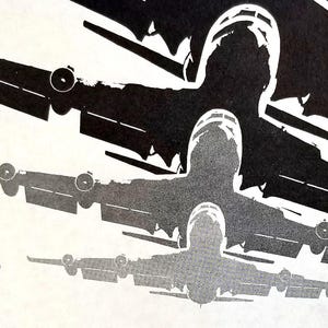 Puede incluir: Cartel de película en blanco y negro para Flight 502, con siluetas de aviones y el texto "ON BOARD FLIGHT 502 IS A BOMB." Debajo, retratos de actores, incluyendo Charlton Heston e Yvette Mimieux.