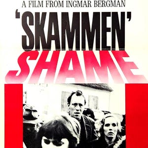 以下が含まれることがあります： 赤い背景に白い文字の映画ポスター。「BEST PICTURE」の文字が大きく表示され、その下に「NATIONAL SOCIETY OF FILM CRITICS」と書かれています。映画のタイトル「SKAMMEN SHAME」が中央にあり、俳優の白黒画像が配置されています。