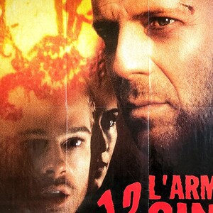 12 monos: póster vintage francés original de la película de ciencia ficción de Terry Gilliam con Bruce Willis, Madeleine Stowe y Brad Pitt.