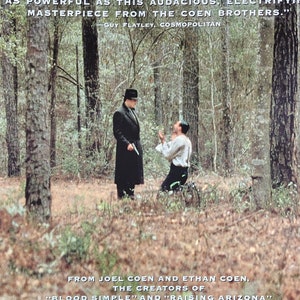 Puede incluir: Un póster de película para la película "Miller's Crossing" con dos hombres en un entorno boscoso. El póster incluye una cita de una crítica de la película, "Desde 'El Padrino' no ha habido un retrato del gangsterismo tan poderoso como esta obra maestra audaz y electrizante de los hermanos Coen." - Guy Flatley, Cosmopolitan.