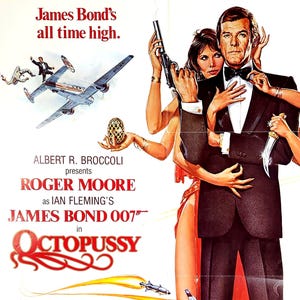 Può includere: Poster del film "Octopussy" di James Bond con Roger Moore. L'opera mostra Bond in smoking, circondato da donne, armi e un piccolo aereo. Il poster ha un'estetica vintage con testo in alto e in basso.