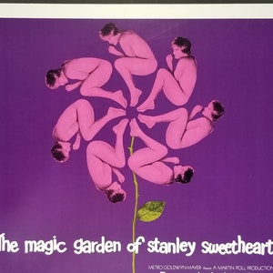 Puede incluir: Un póster de película vintage para la película "El jardín mágico de Stanley Sweetheart". El póster presenta un fondo morado con una flor estilizada hecha de figuras desnudas en un círculo. El texto "El jardín mágico de Stanley Sweetheart" está en una fuente cursiva blanca.