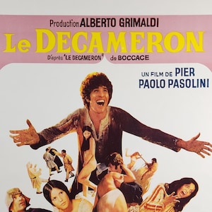 Może przedstawiać: Winiety filmowy z czasów vintage dla filmu "Le Decameron" w reżyserii Pier Paolo Pasoliniego. Plakat przedstawia kolorową ilustrację grupy ludzi w scenie z filmu. Tytuł filmu jest napisany dużymi, żółtymi literami u góry plakatu.