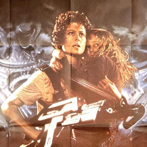エイリアン - シガニー・ウィーバー、マイケル・ビーン、キャリー・ヘン出演のジェームズ・キャメロン監督アクション満載のSF続編のオリジナルヴィンテージ映画ポスター