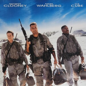 Może przedstawiać: Plakat filmu "Three Kings" z George'em Clooneyem, Markiem Wahlbergiem i Ice Cube'em. Aktorzy ubrani są w mundury wojskowe, niosą torby i idą przez pustynny krajobraz. Tytuł "THREE KINGS" jest w dużych, niebieskich literach.