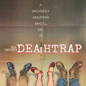 Peut inclure: Une affiche de film pour la pièce de théâtre "Piège mortel" d'Ira Levin. L'affiche présente un poignard rouge avec une goutte de sang, et le titre de la pièce en lettres grandes et audacieuses. L'affiche présente également un groupe de quatre pieds, avec les pieds d'une femme en chaussures rouges au centre.