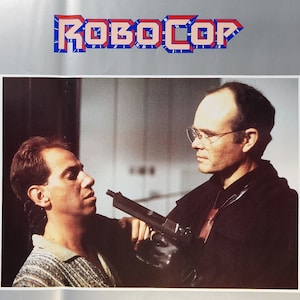 RoboCop-Un cartel de película italiano vintage original de la sátira del crimen futurista de Paul Verhoeven con Peter Weller, Nancy Allen y Ronny Cox.