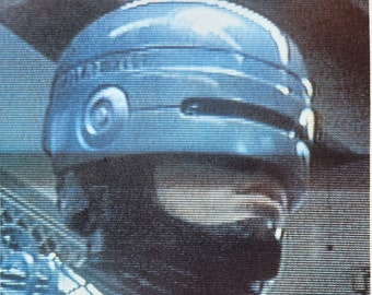 RoboCop: un poster del film italiano vintage originale della satira del crimine futuristico di Paul Verhoeven con Peter Weller, Nancy Allen e Ronny Cox.