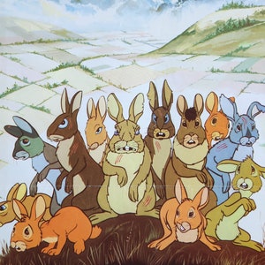 Puede incluir: Un grupo de 10 conejos de dibujos animados con pelaje marrón, gris y azul están reunidos en un campo. Los conejos miran al espectador. El fondo es un campo con colinas.