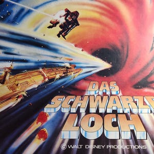 Może przedstawiać: Winietyczny plakat filmowy do filmu "Das Schwarze Loch" (Czarna Dziura) przedstawiający statek kosmiczny lecący przez czarną dziurę na tle jasno pomarańczowo-czerwonym. Tekst "DAS SCHWARZE LOCH" jest dużymi, pogrubionymi literami z niebieskim obramowaniem. Plakat pochodzi z Walt Disney Productions.