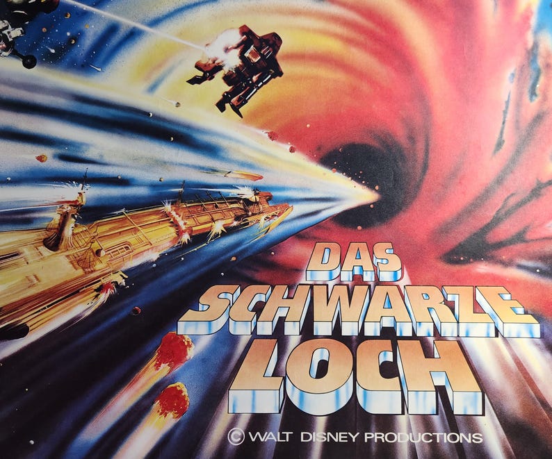 Może przedstawiać: Winietyczny plakat filmowy do filmu "Das Schwarze Loch" (Czarna Dziura) przedstawiający statek kosmiczny lecący przez czarną dziurę na tle jasno pomarańczowo-czerwonym. Tekst "DAS SCHWARZE LOCH" jest dużymi, pogrubionymi literami z niebieskim obramowaniem. Plakat pochodzi z Walt Disney Productions.