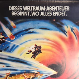 Może przedstawiać: Plakat filmowy z czarnym tłem i kolorową, wirującą mgławicą w centrum. Tekst "Dieses Weltraum-Abenteuer beginnt, wo alles endet." znajduje się na g&oacute;rze plakatu.