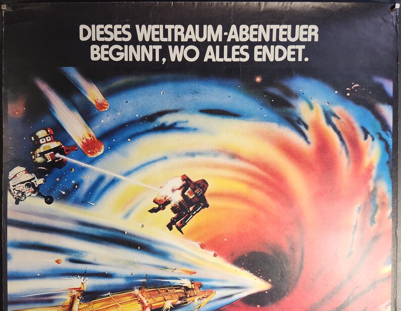 Może przedstawiać: Plakat filmowy z czarnym tłem i kolorową, wirującą mgławicą w centrum. Tekst "Dieses Weltraum-Abenteuer beginnt, wo alles endet." znajduje się na g&oacute;rze plakatu.