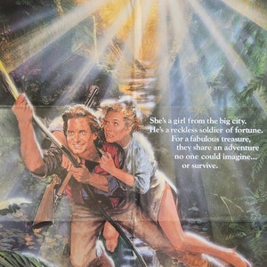 All&#39;inseguimento della pietra verde: manifesto originale d&#39;epoca del film romantico d&#39;avventura con Michael Douglas, Kathleen Turner e Danny DeVito.