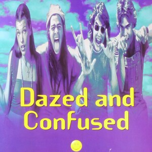 Może przedstawiać: Plakat filmowy do "Dazed and Confused" z fioletowym i turkusowym tłem. Tytuł jest w dużych ż&oacute;łtych literach. Przedstawiono czworo młodych ludzi z podekscytowanymi wyrazami twarzy. Tekst zawiera "To był ostatni dzień szkoły w 1976 roku" i "See It With A Bud."