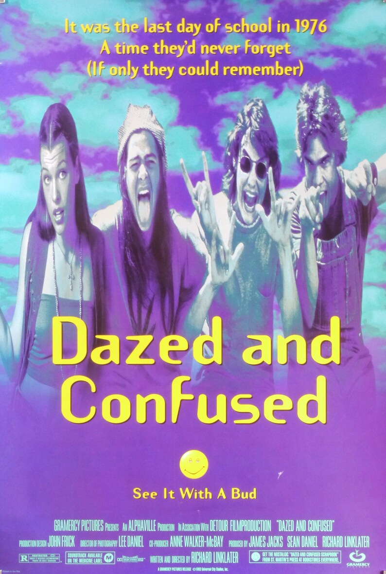 Może przedstawiać: Plakat filmowy do "Dazed and Confused" z fioletowym i turkusowym tłem. Tytuł jest w dużych ż&oacute;łtych literach. Przedstawiono czworo młodych ludzi z podekscytowanymi wyrazami twarzy. Tekst zawiera "To był ostatni dzień szkoły w 1976 roku" i "See It With A Bud."