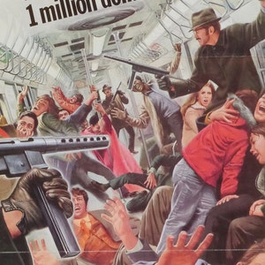Puede incluir: Una escena caótica dentro de un vagón de metro con gente corriendo y gritando. Un hombre con una chaqueta marrón sostiene un arma y la apunta a los pasajeros. El texto "until New York... 1 million dollars." es visible en la parte superior de la imagen.