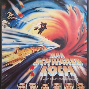 Może przedstawiać: Plakat filmowy do filmu "Czarna dziura" przedstawiający czarną dziurę w centrum i statek kosmiczny lecący w jej kierunku. Plakat zawiera r&oacute;wnież tekst "Ta kosmiczna przygoda zaczyna się tam, gdzie wszystko się kończy." oraz nazwiska aktor&oacute;w występujących w filmie.