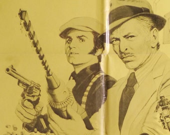 Può includere: Un'illustrazione in bianco e nero di due uomini. Un uomo tiene un trapano e una pistola. L'altro uomo indossa un cappello e ha i baffi. Lo sfondo è di colore giallo chiaro.