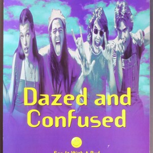 Może przedstawiać: Plakat filmowy do filmu "Dazed and Confused" z fioletowym tłem i obsadą postaci. Tytuł jest ż&oacute;łty, z hasłem "See It With A Bud". Plakat ma tekst na g&oacute;rze: "To był ostatni dzień szkoły w 1976 roku".