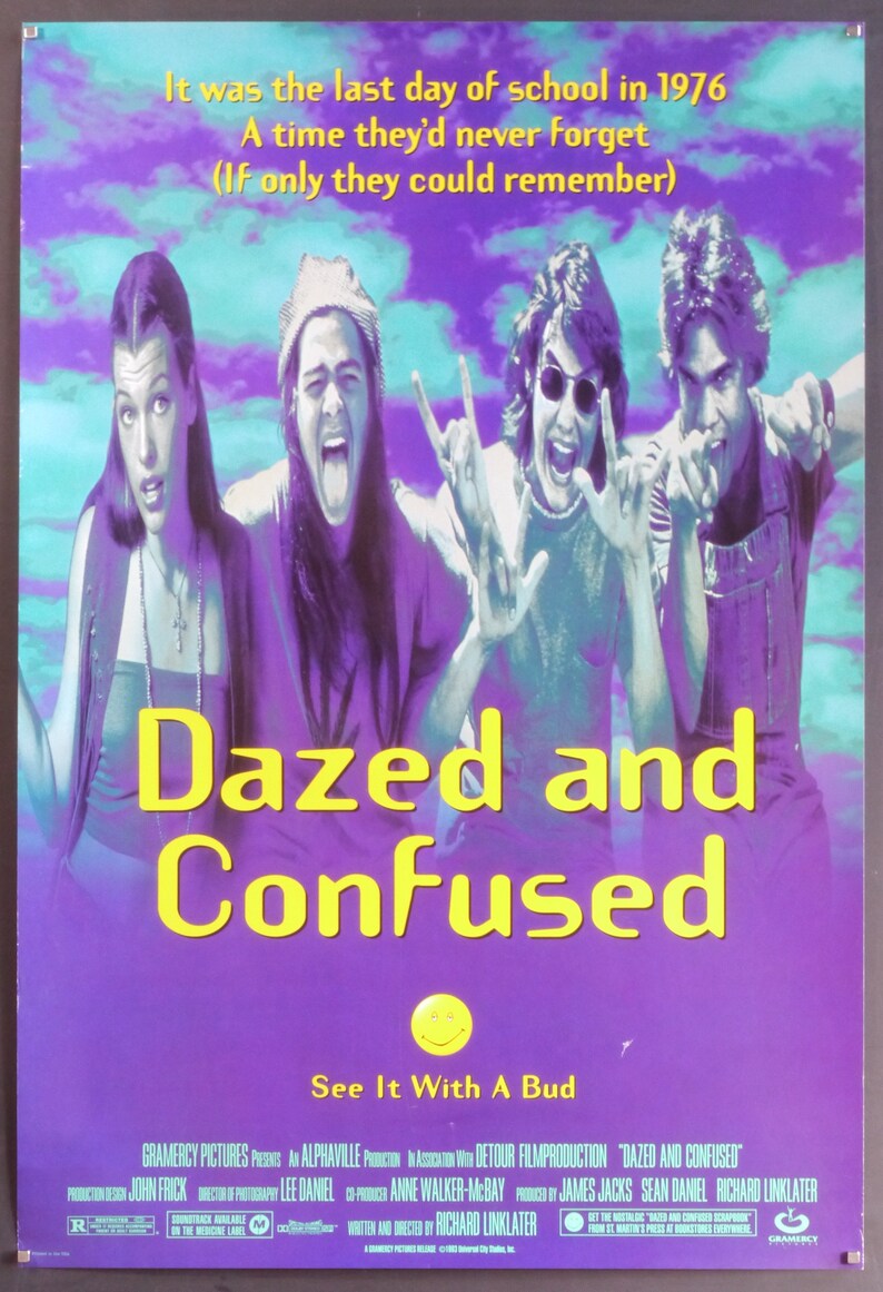 Może przedstawiać: Plakat filmowy do filmu "Dazed and Confused" z fioletowym tłem i obsadą postaci. Tytuł jest ż&oacute;łty, z hasłem "See It With A Bud". Plakat ma tekst na g&oacute;rze: "To był ostatni dzień szkoły w 1976 roku".