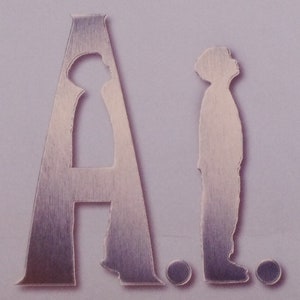 Puede incluir: Un recorte de metal plateado de la palabra "A.I." con una silueta de una persona dentro de la "A" y una silueta de una persona de pie a la derecha de la "I".