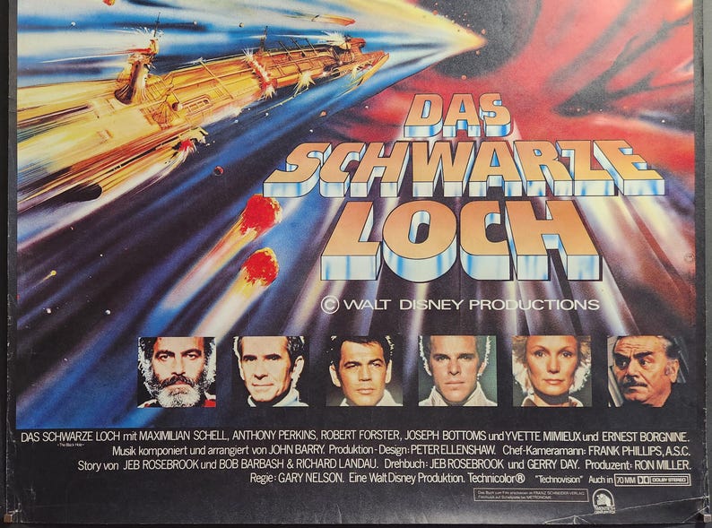 Może przedstawiać: Plakat filmowy do filmu "Czarna dziura" przedstawiający statek kosmiczny lecący przez czarną dziurę. Plakat zawiera tytuł w dużych, pogrubionych literach oraz obsadę aktor&oacute;w, w tym Maximiliana Schella, Anthony'ego Perkinsa, Roberta Forstera, Josepha Bottomsa, Yvette Mimieux i Ernsta Borgnine'a. Plakat zawiera r&oacute;wnież tekst "Walt Disney Productions".