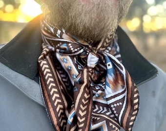 Könnte beinhalten: Ein braunes, blaues und weißes Bandana mit geometrischem Muster, das um den Hals einer Person gebunden ist.