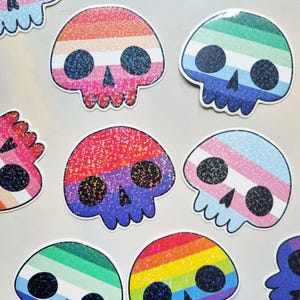 Holografischer LGBT Pride Skull Aufkleber: Spooky Pride Flagge