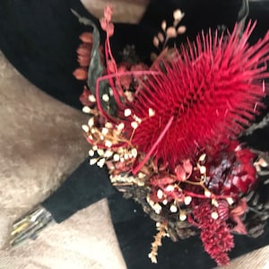 Boutonnières Red Black Thistle