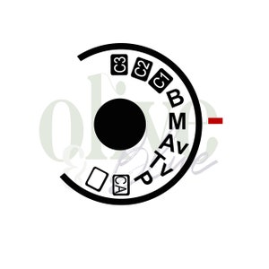 以下が含まれることがあります： 黒いカメラレンズの絞りリング。中央に黒い円があり、"B"、"M"、"AV"、"TV"、"P"、"C1"、"C2"、"C3"、"CA"など、さまざまな設定のための白いマークがあります。