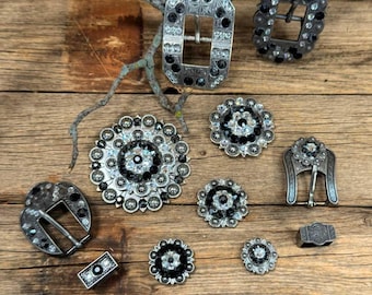 Conchos de azabache de plata antigua y cristal transparente (tamaños de 1 a 3 pulgadas) y hebillas.