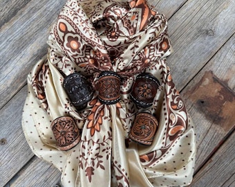 35x35 inch beige/bruine Wild Rag sjaal met stippen en paisleyprint WR445 - Bewerkte leren Wild Rag slippers - Diverse