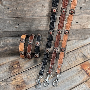 Echtes Leder-Hundehalsband oder -Leine mit kupferfarbenen, rubinroten und champagnerfarbenen Conchos, 10" bis 22" oder DC38