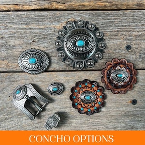 Könnte beinhalten: Eine Auswahl an Concho-Optionen mit Türkis-Steinen und silbernen Akzenten. Die Conchos sind in verschiedenen Größen und Stilen erhältlich, darunter eine Gürtelschnalle, ein kleiner ovaler Concho und ein großer runder Concho. Die Conchos sind perfekt, um jedem Projekt einen Hauch von Western-Stil zu verleihen.