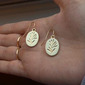Minimalist Gold Dangly Earrings – Dainty Olive Branch Design, 18K Gold-Plated, Lightweight Everyday Jewelry, Perfect Gift for Her