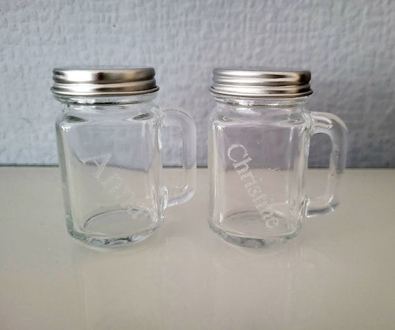 Schnapsglas mit Deckel und Henkel inkl. Gravur gemeinsam anstoßen Glas mit Gravur für die gute laune bei Straßenfesten