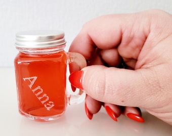 Schnapsglas mit Deckel und Henkel inkl. Gravur  gemeinsam anstoßen Glas mit Gravur für die gute laune bei Straßenfesten